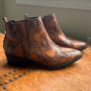Like new Intaglia ankle boots
